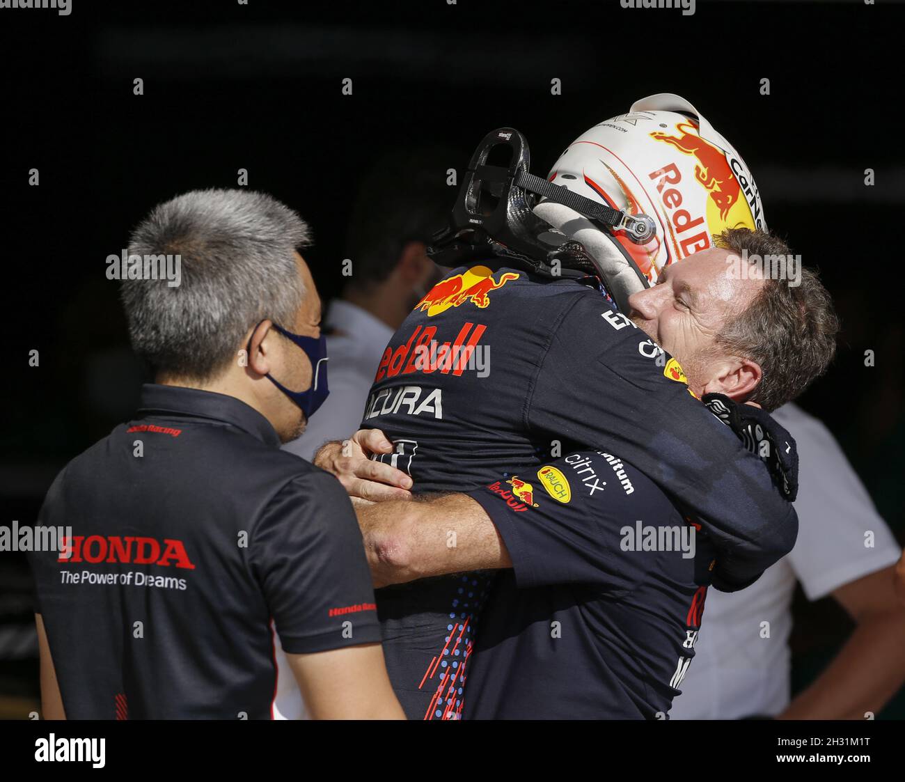 Austin, Texas, Stati Uniti, 24/10/2021, VERSTAPPEN Max (Ned), Red Bull Racing Honda RB16B, YAMAMAMOTO Masashi, Managing Director della Honda Racing F1, HORNER Christian (gbr), Team Principal della Red Bull Racing, ritratto durante il Gran Premio di Formula 1 Aramco Stati Uniti 2021, 17° round del Campionato Mondiale FIA Formula uno 2021 dal 21 al 24 ottobre, 2021 sul circuito delle Americhe, ad Austin, Texas, Stati Uniti d'America - Foto: DPPI/DPPI/LiveMedia Foto Stock