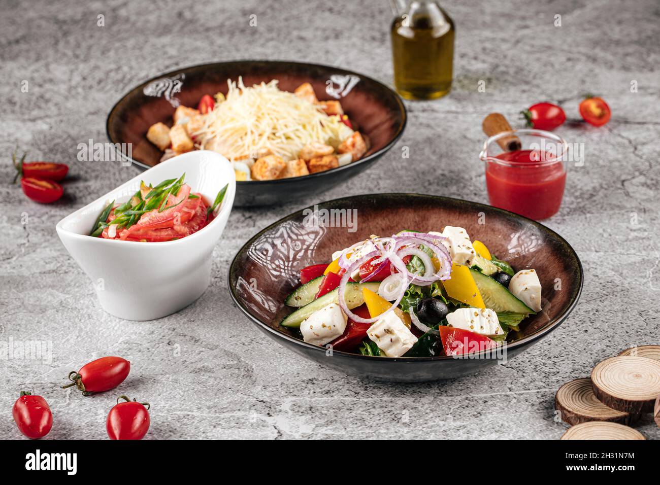 Varie insalate appetitose greche e caesar Foto Stock