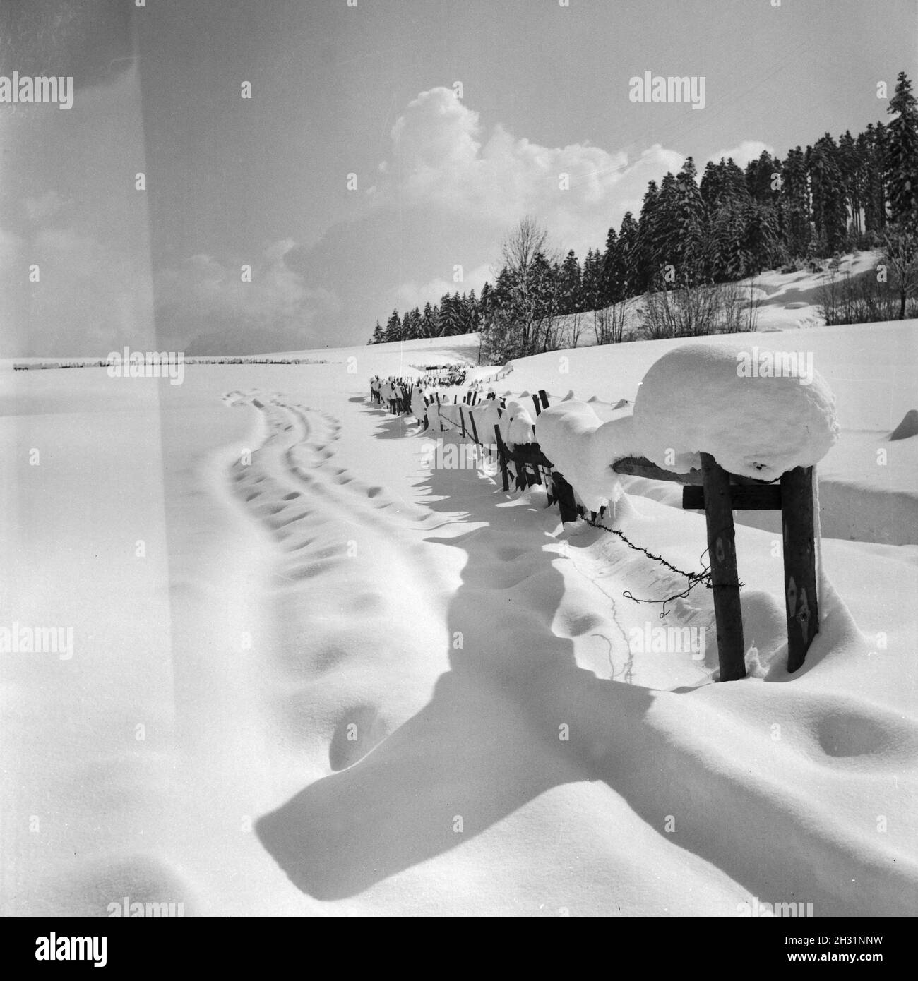 Skiausflug nach Immenstadt im Allgäu, Deutschland 1930er Jahre. Sciare Vacanza a Immenstadt nella zona Allgaeu, Germania 1930s. Foto Stock