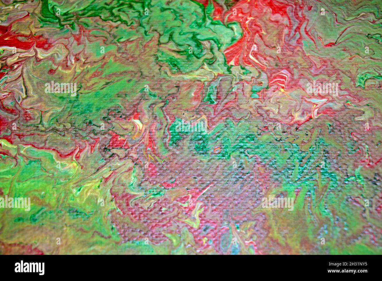 Quadro in tela marmorizzata con vernice acrilica nei colori rosso, verde e giallo Foto Stock