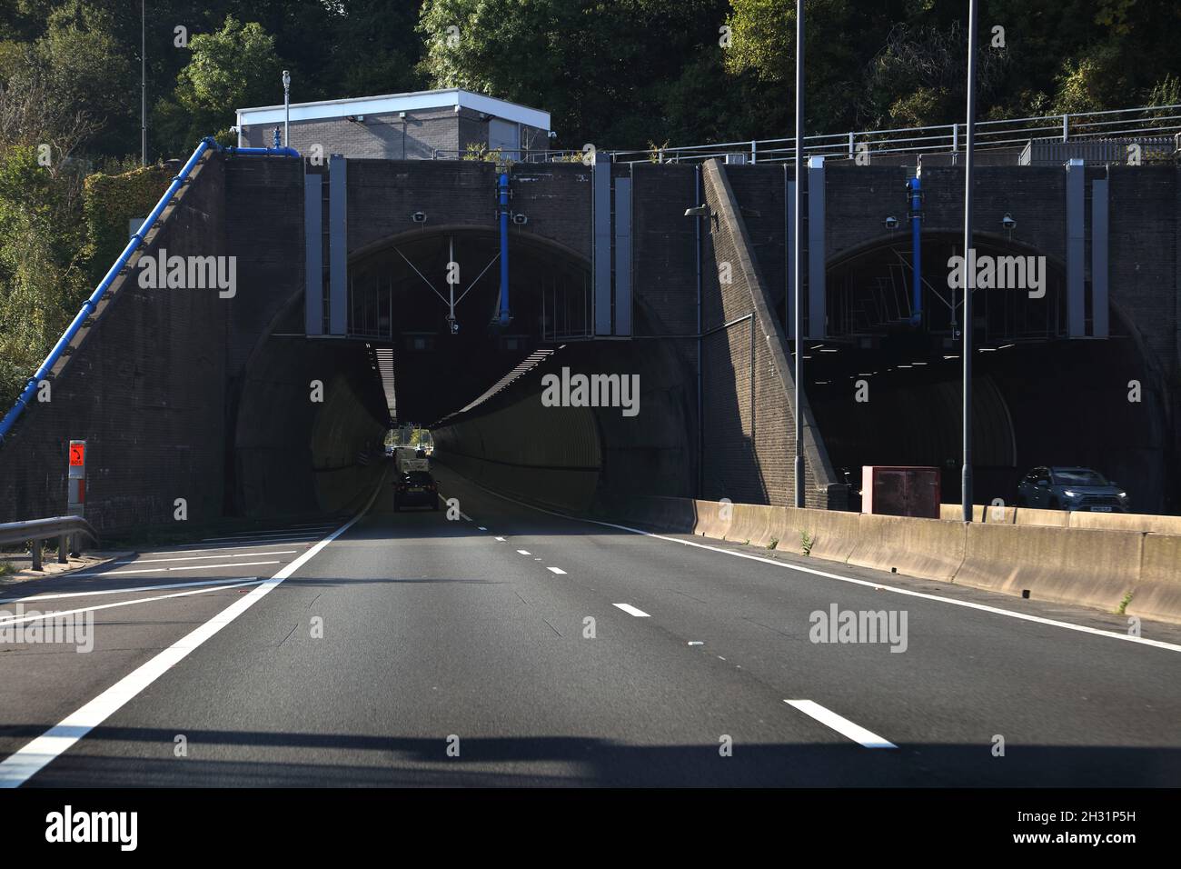 I tunnel Brynglas, le corsie gemelle dell'autostrada M4 si perforano sotto la collina con la tenuta Brynglas sopra. Foto Stock