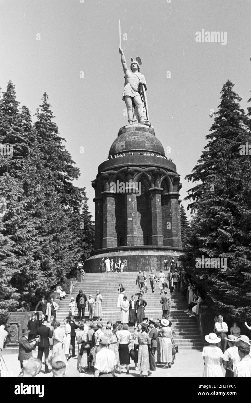 Das große Hermannsdenkmal im Teutoburger Wald, Deutschland 1930er Jahre. Il grande Hermannsdenkmal nella foresta di Teutoburgo, Germania 1930s. Foto Stock