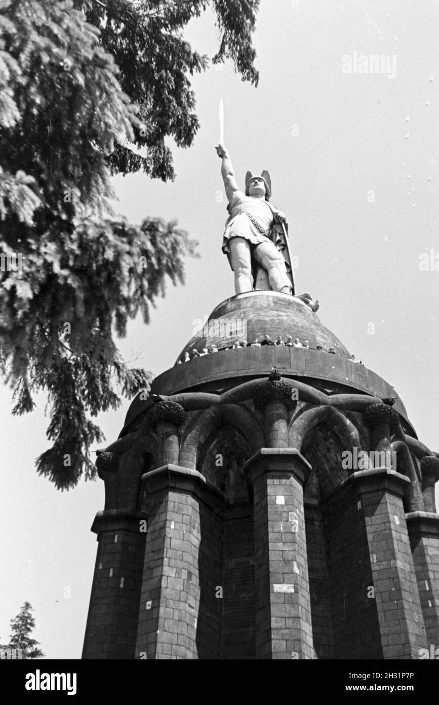 Das große Hermannsdenkmal im Teutoburger Wald, Deutschland 1930er Jahre. Il grande Hermannsdenkmal nella foresta di Teutoburgo, Germania 1930s. Foto Stock