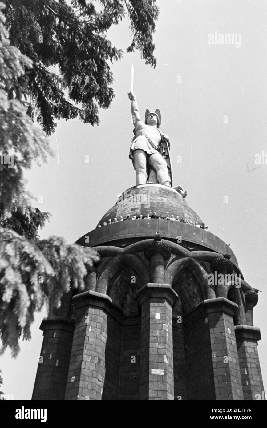 Das große Hermannsdenkmal im Teutoburger Wald, Deutschland 1930er Jahre. Il grande Hermannsdenkmal nella foresta di Teutoburgo, Germania 1930s. Foto Stock