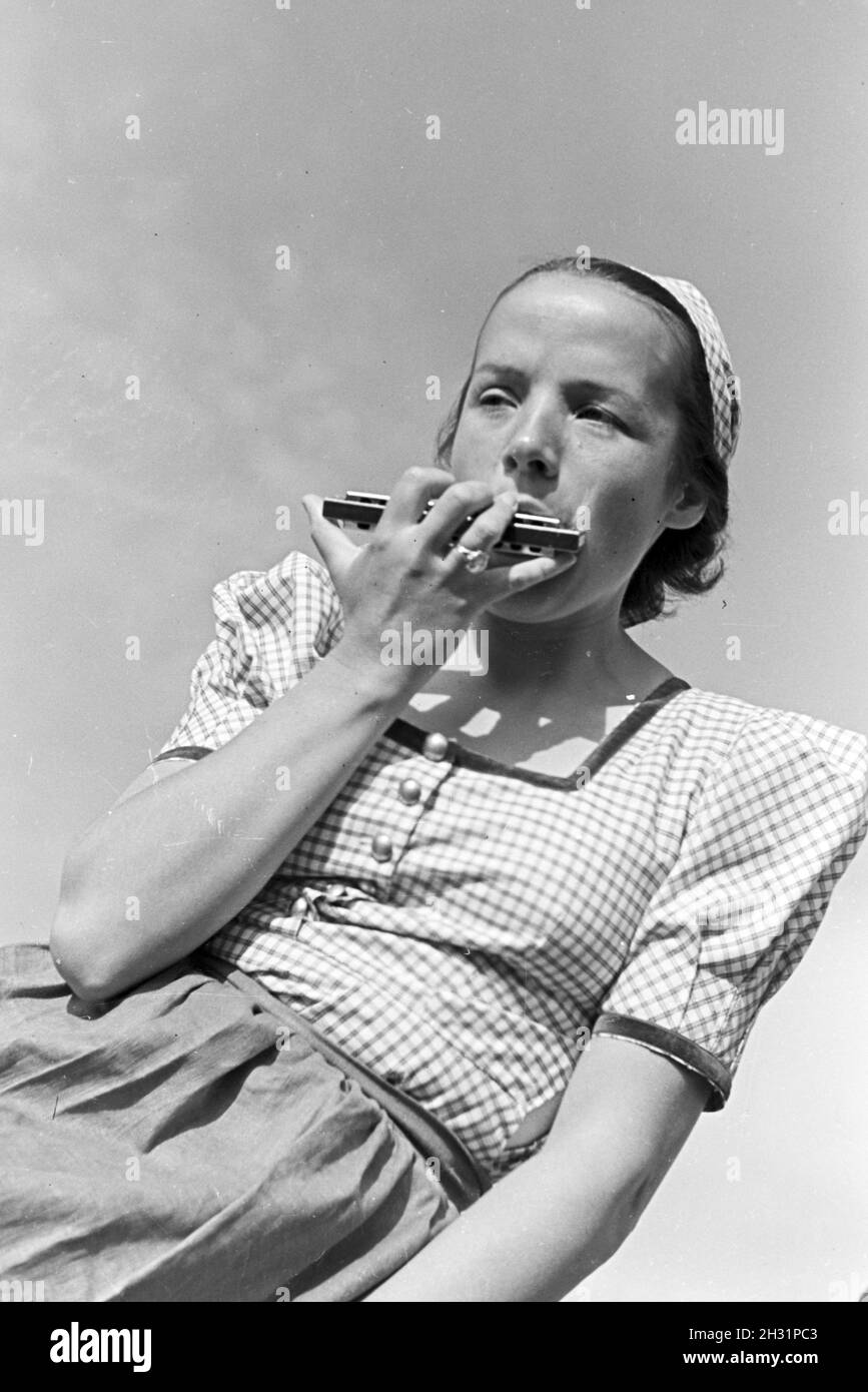 Porträt einer jungen Mundharmonikapielerin Nordschwarzwald im, Deutschland 1930er Jahre. Ritratto di un giovane giocatore mouthorgan nella Foresta Nera settentrionale, Germania 1930s. Foto Stock