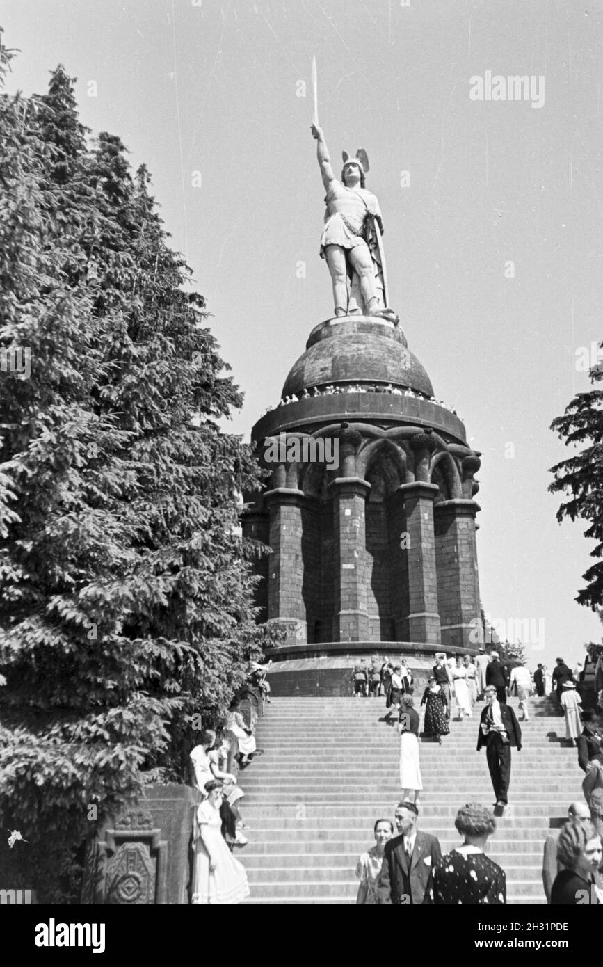 Das große Hermannsdenkmal im Teutoburger Wald, Deutschland 1930er Jahre. Il grande Hermannsdenkmal nella foresta di Teutoburgo, Germania 1930s. Foto Stock