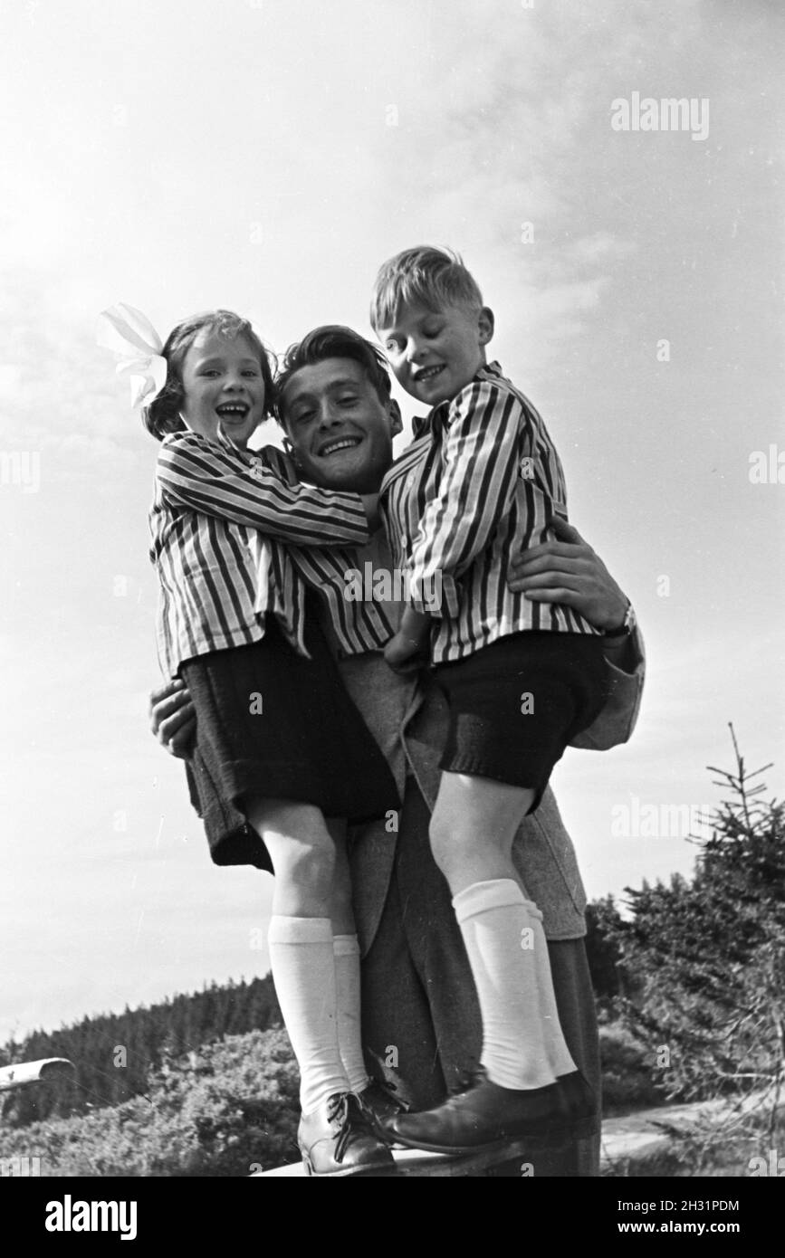 Porträt eines jungen Mannes mit zwei Kindern in gestreiften Jacketts Nordschwarzwald im, Deutschland 1930er Jahre. Ritratto di un giovane uomo con due bambini in giacche a righe nella Foresta Nera settentrionale, Germania 1930s. Foto Stock