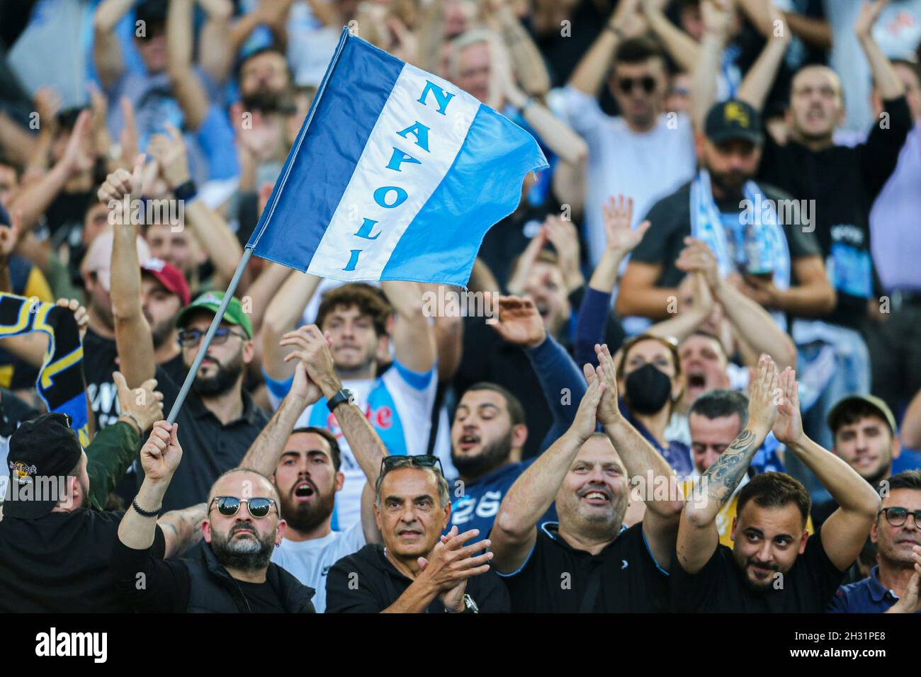 Tifosi Inter durante la Serie Una partita di calcio tra ROMA e SSC Napoli all'Olimpico Stadium Roma, centro Italia, il 24 ottobre 2021. Foto Stock