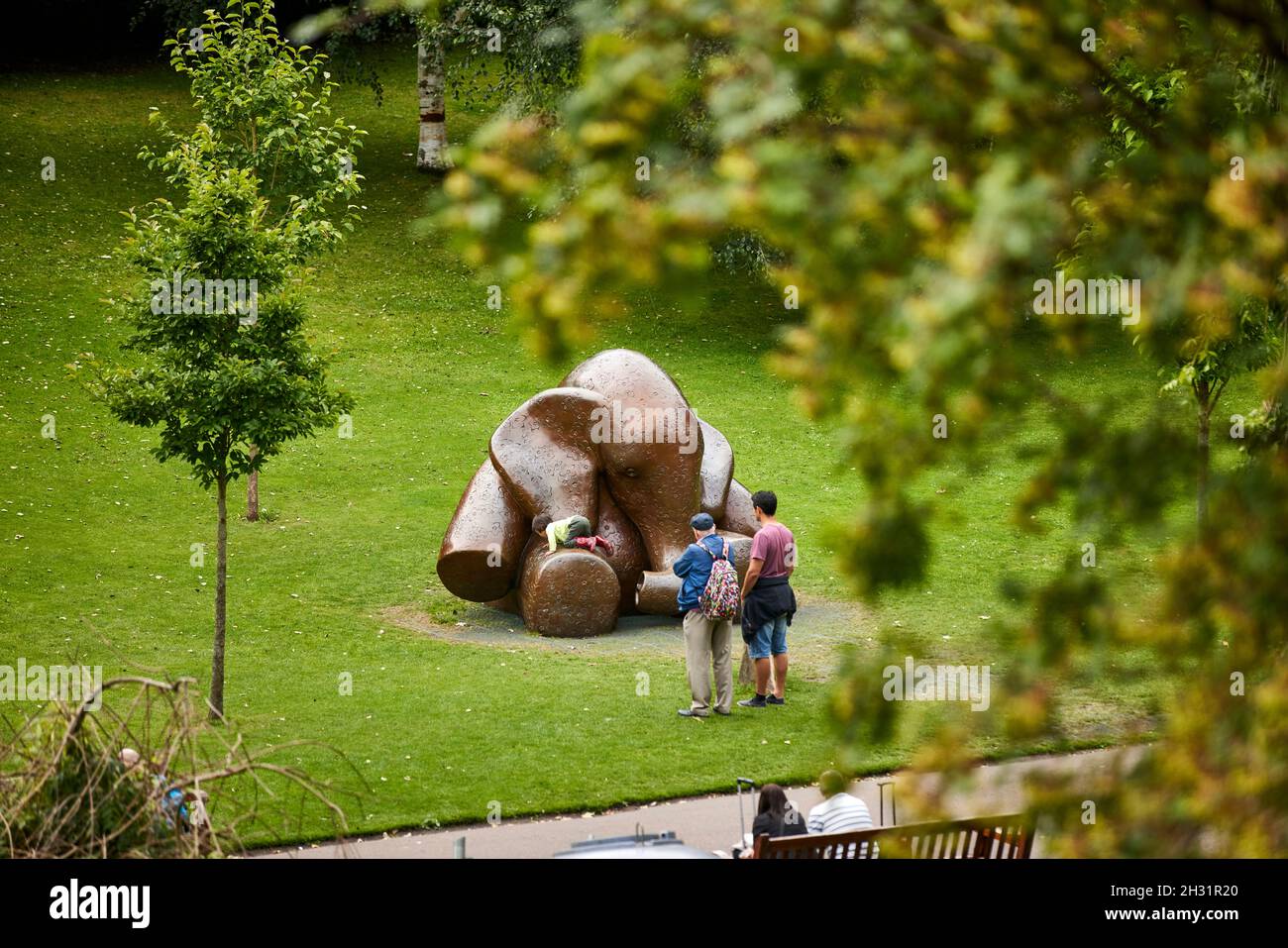 Edimburgo, Scozia, Princess Street Gardens "gli elefanti non dimenticano mai" creato dall'artista Andy Scott Foto Stock