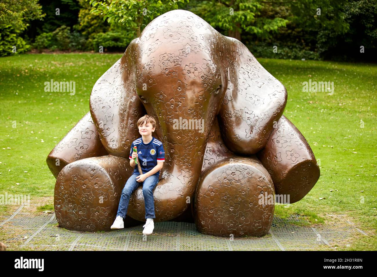 Edimburgo, Scozia, Princess Street Gardens "gli elefanti non dimenticano mai" creato dall'artista Andy Scott Foto Stock