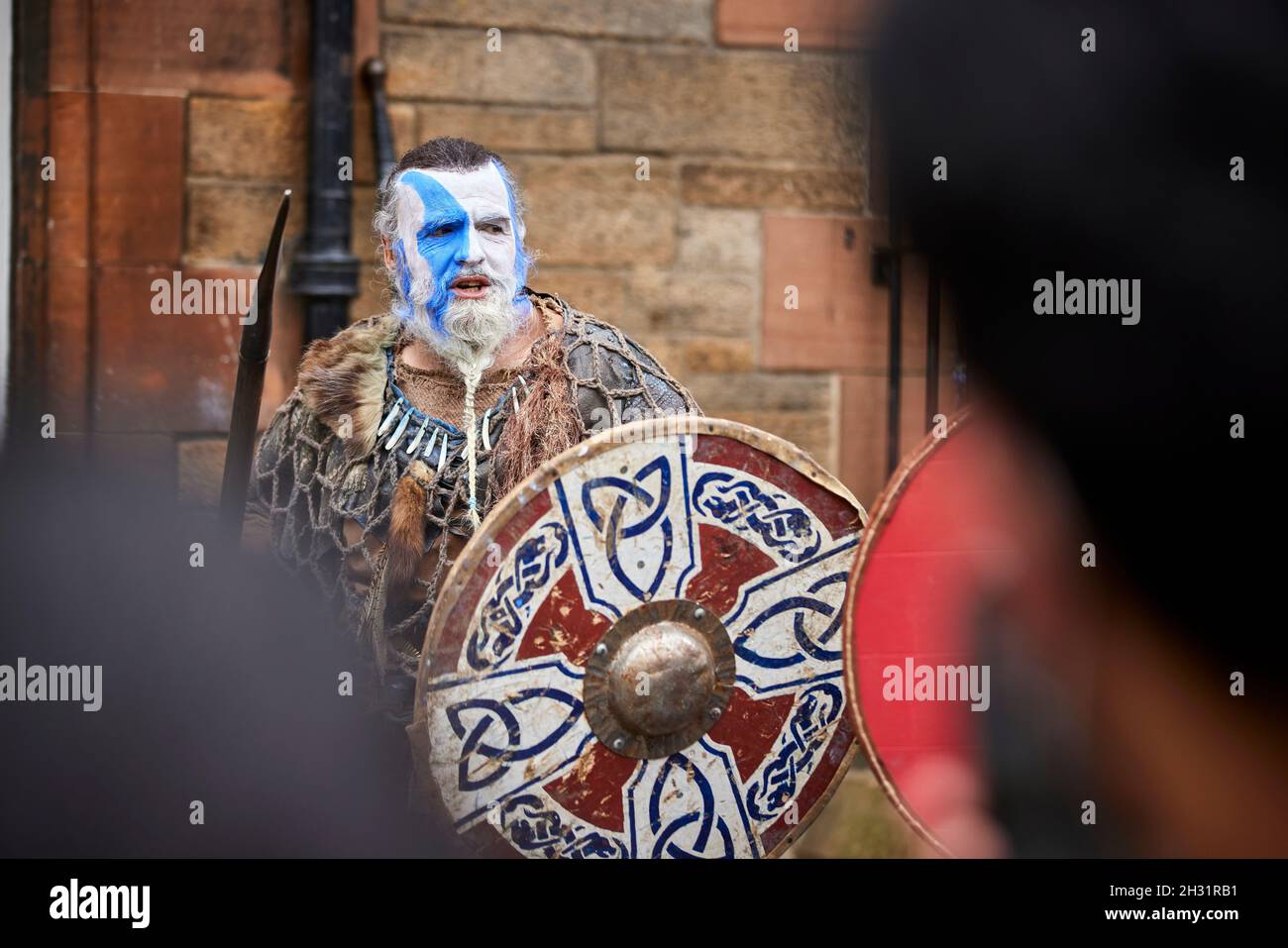 Edimburgo, Scozia, Royal Mile guerriero nativo in posa per le foto Foto Stock