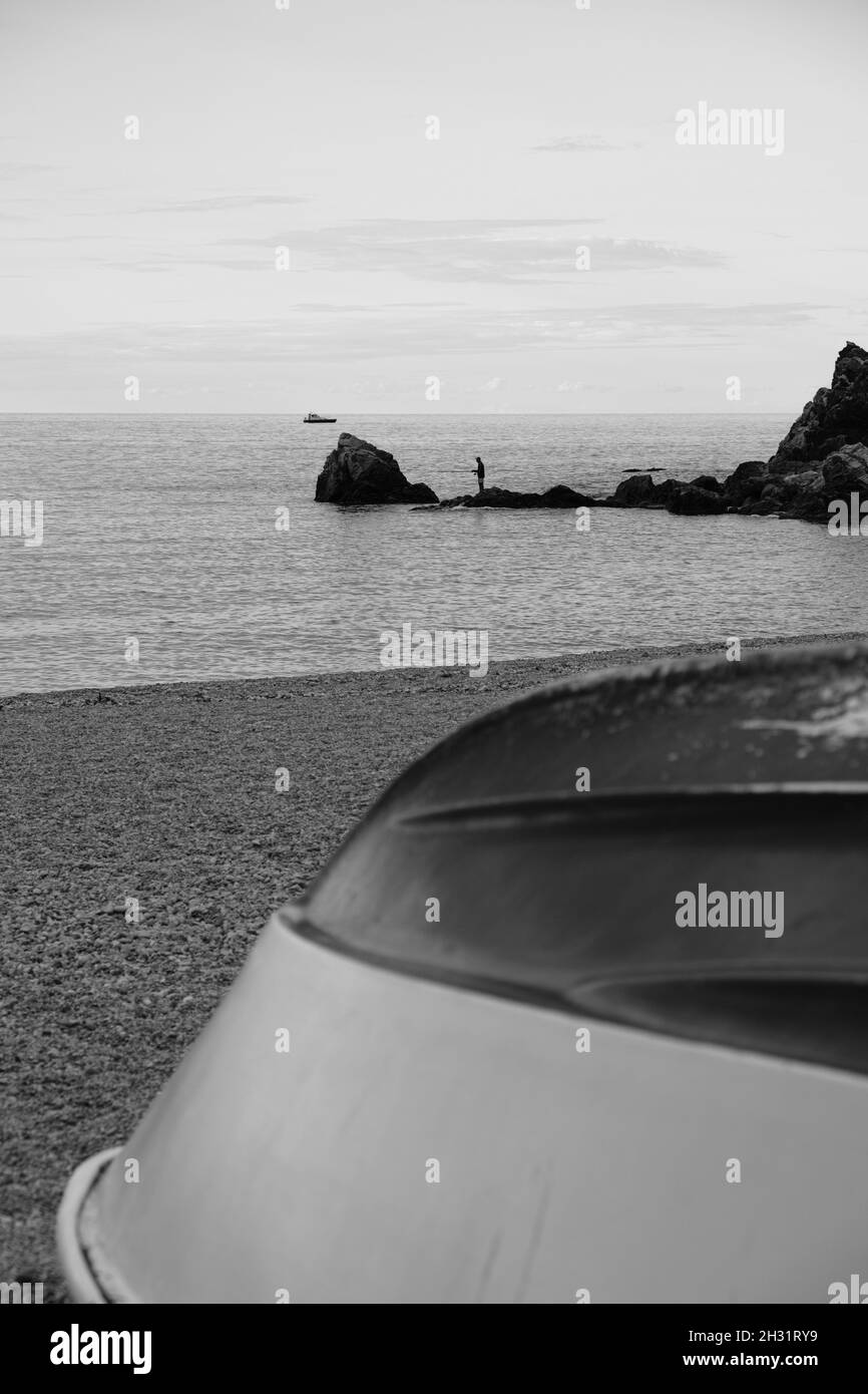 Scalea - Calabria (Italia) | silhouette del pescatore sul mare - bianco e nero Foto Stock