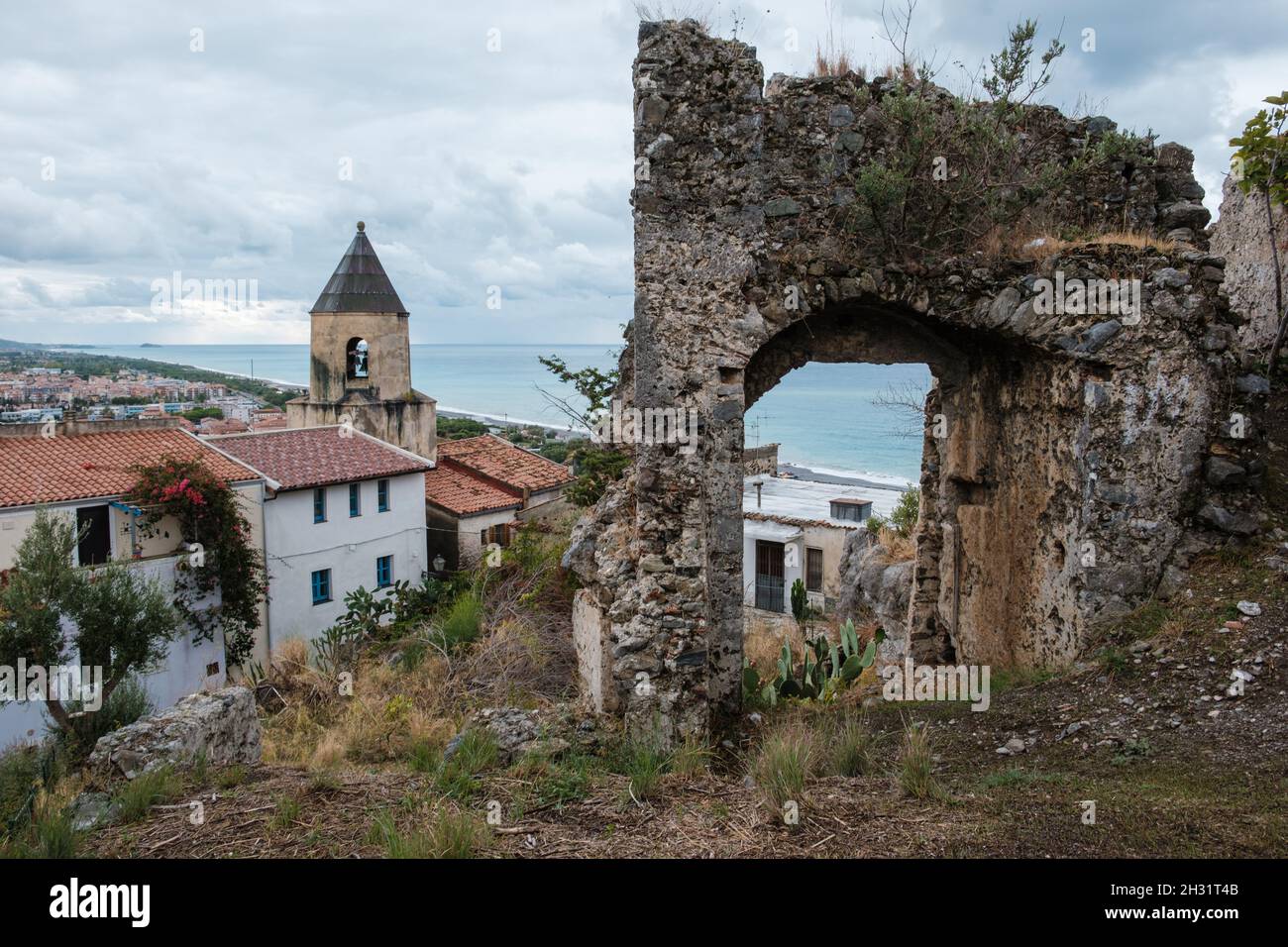 Scalea - Calabria | Arco del castello normanno che si affaccia sulla città e sul mare Foto Stock