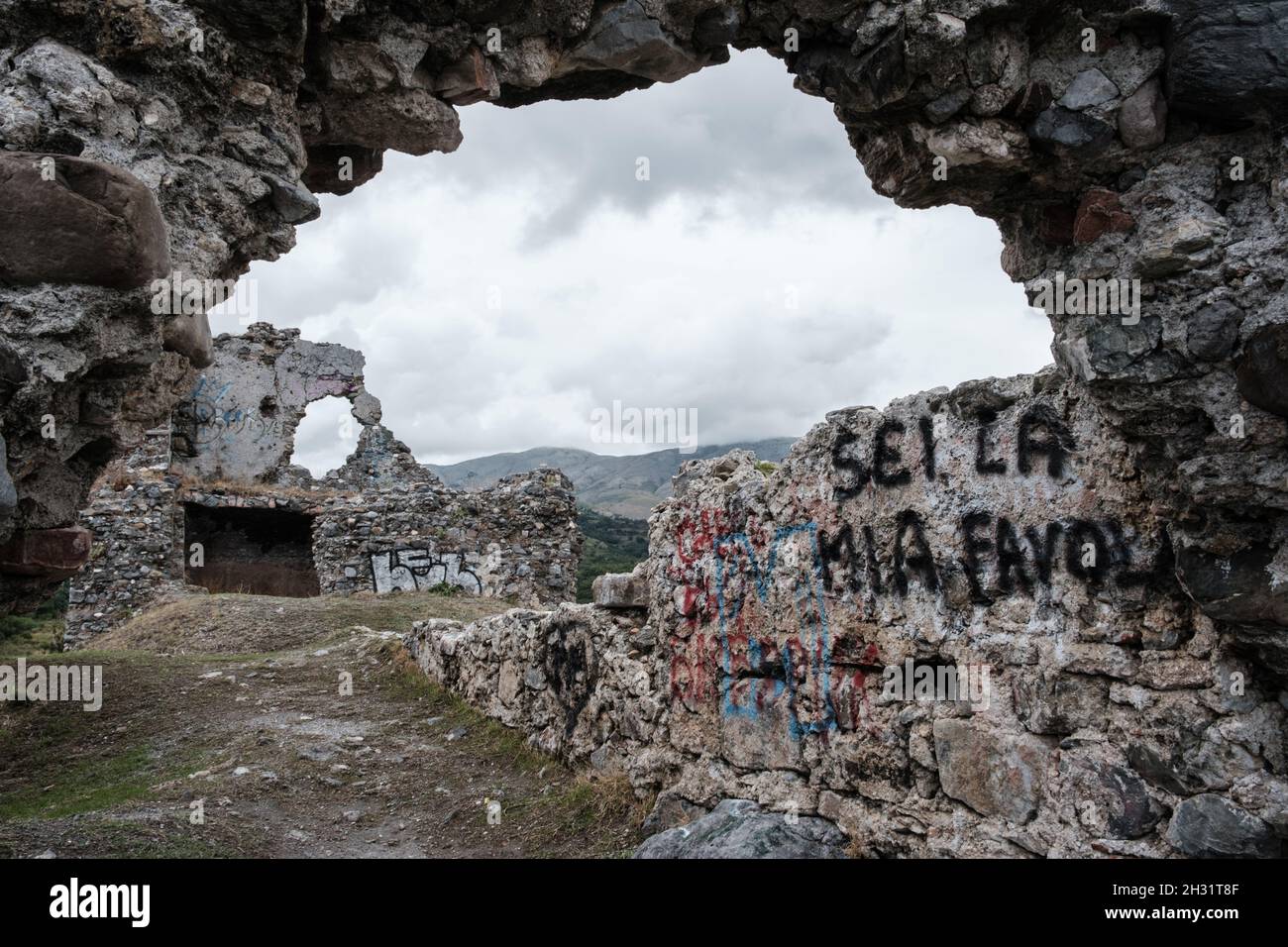 Scalea - Calabria (Italia) | rovine del castello su un cielo nuvoloso con un amore scritto sul muro Foto Stock