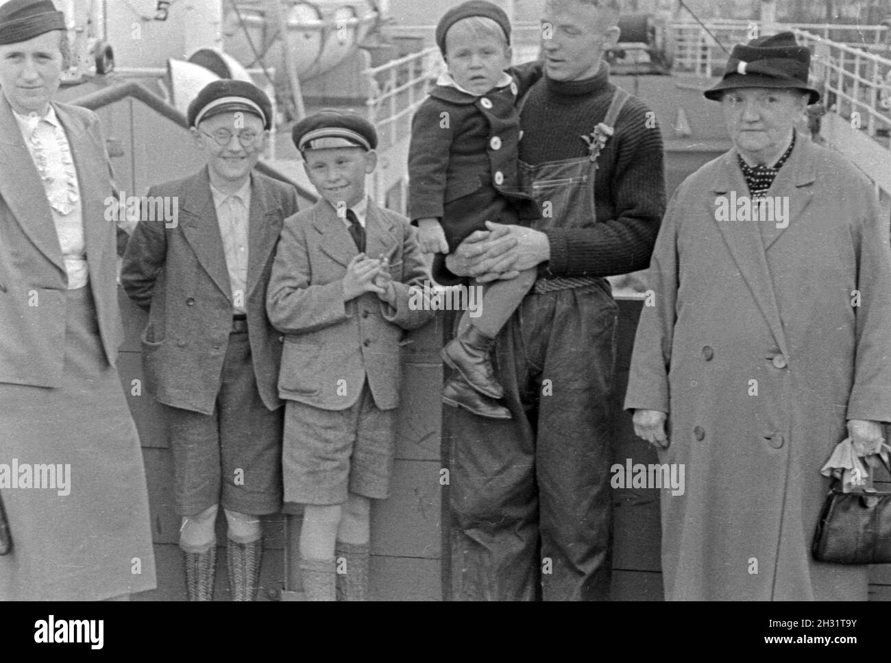 Ein Besatzungsmitglied des Fabrikschiffs 'Jan Wellem'messo circuizione Familie, 1930s. Un membro dell'equipaggio della nave officina 'Jan Wellem' del tedesco flotta baleniera wit la sua famiglia, 1930s. Foto Stock