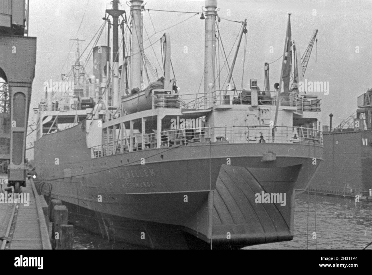 Das Fabrikschiff 'Jan Wellem' der deutschen Walfangflotte im Hafen von Wesermünde, Deutschland 1930er Jahre. Nave officina 'Jan Wellem' del tedesco flotta baleniera nel porto di Wesermuende, Germania 1930s. Foto Stock