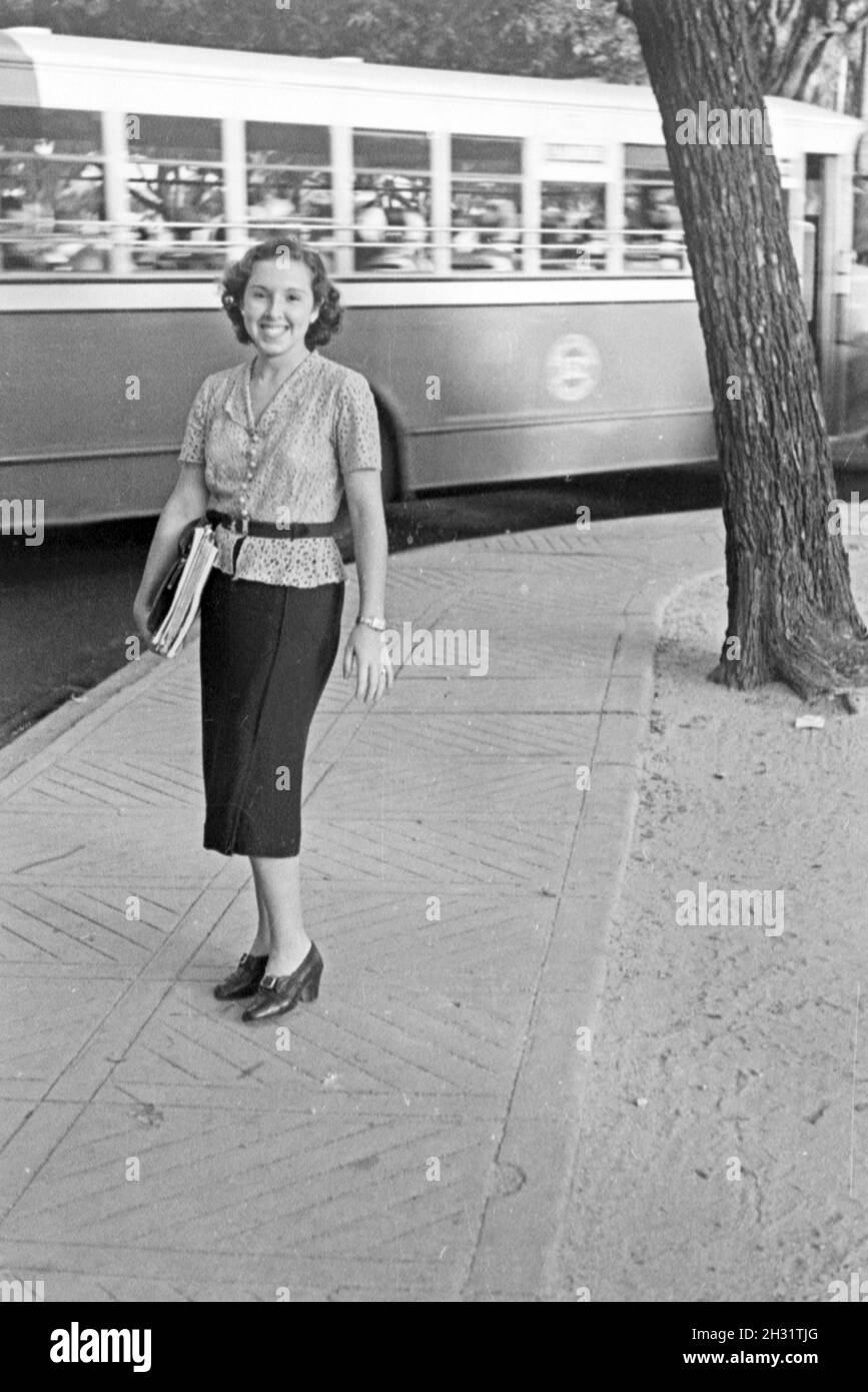Auf der Heimreise von der Walfischjagd geht die Besatzung des Fabrikschiffs 'Jan Wellem' auf Landgang duch Rio de Janeiro und fotografiert die schönen Frauen, Brasilien 1930er Jahre. Partenza a terra per l'equipaggio della nave officina 'Jan Wellem' a Rio de Janeiro dove si scattano foto delle bellezze brasiliane, il Brasile anni '30. Foto Stock