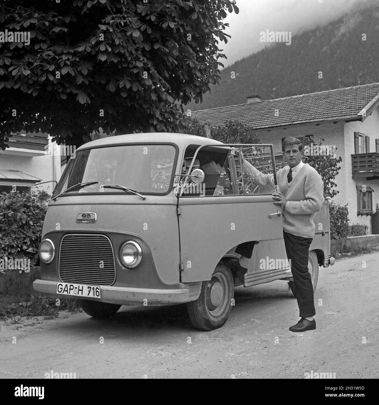 Mann mit Pritschenwagen auf der Baustelle eines Hauses bei Mittenwald, Deutschland 1959. Uomo con pick-up per costruire una casa vicino Mittenwald, Germania 1959. Foto Stock