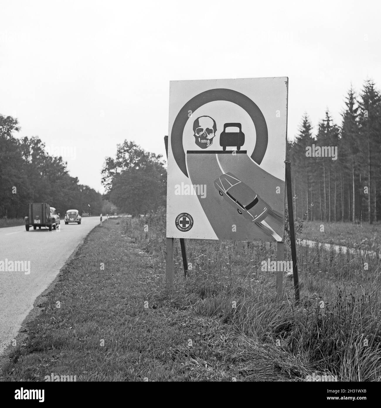 Warnschild 'Kein Überholen in der Kurve' am Straßenrand in Bayern, Deutschland 1959. Cartello stradale in Baviera, Germania 1959. Foto Stock