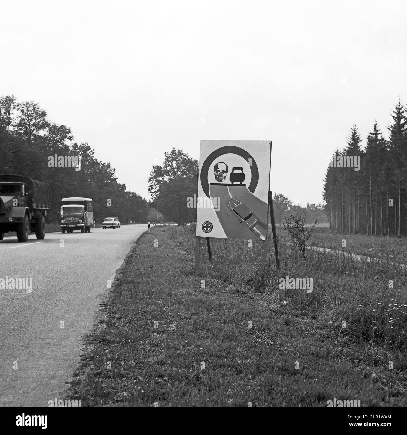 Warnschild 'Kein Überholen in der Kurve' am Straßenrand in Bayern, Deutschland 1959. Cartello stradale in Baviera, Germania 1959. Foto Stock