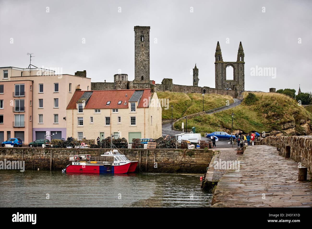 Edimburgo, Scozia, St Andrews Pier CON VISTA SULLA cattedrale di St Andrew Foto Stock