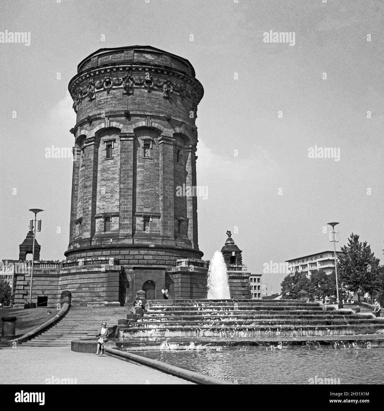 Der Wasserturm a Mannheim, Germania 1957. Torre dell'acqua di Mannheim, Germania 1957. Foto Stock