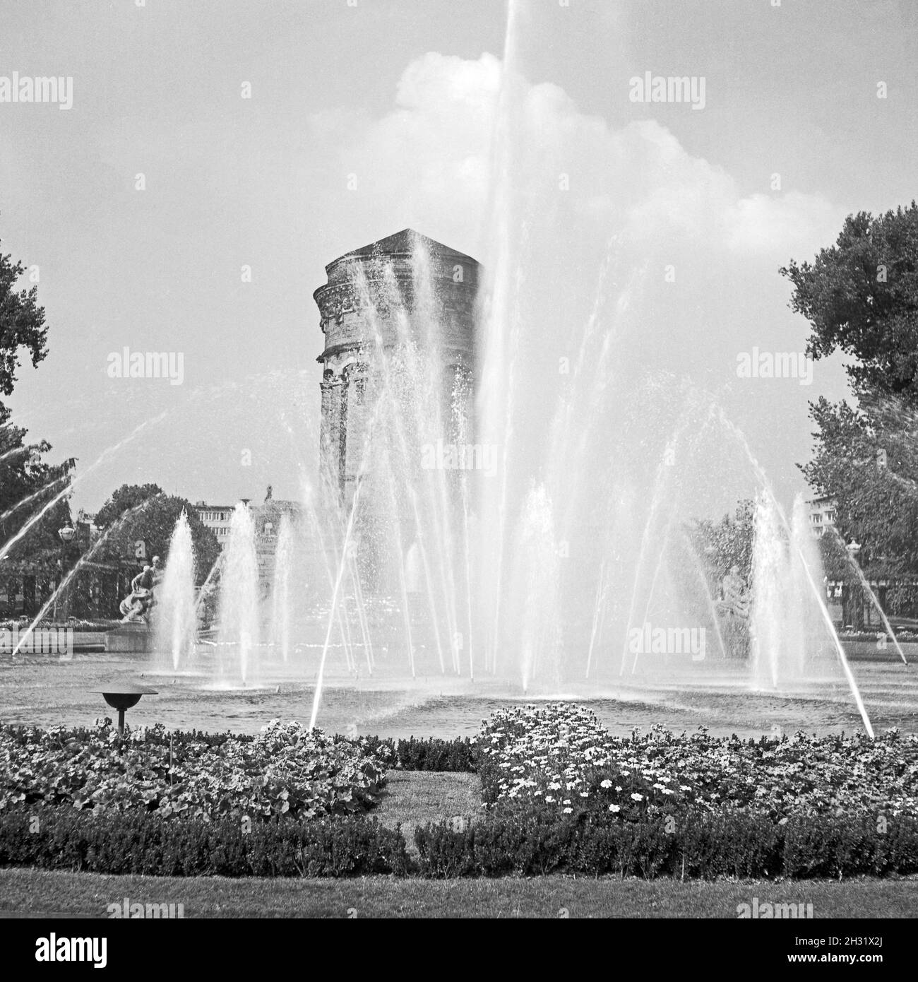 Der Wasserturm a Mannheim, Germania 1957. Torre dell'acqua di Mannheim, Germania 1957. Foto Stock