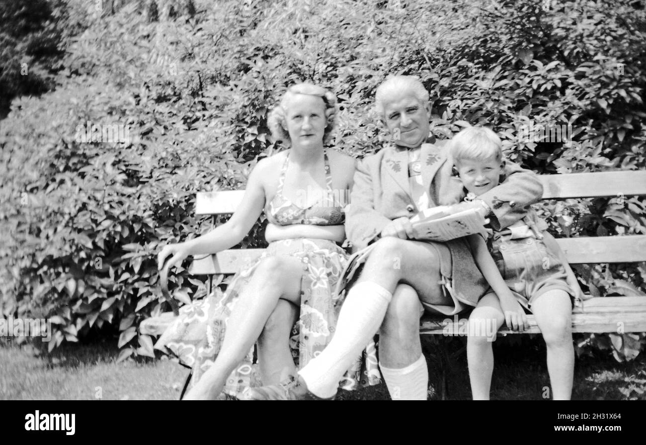 Familienfoto aus dem Deutschland der frühen 1950er Jahre. Foto di famiglia dalla Germania dei primi anni '50. Foto Stock