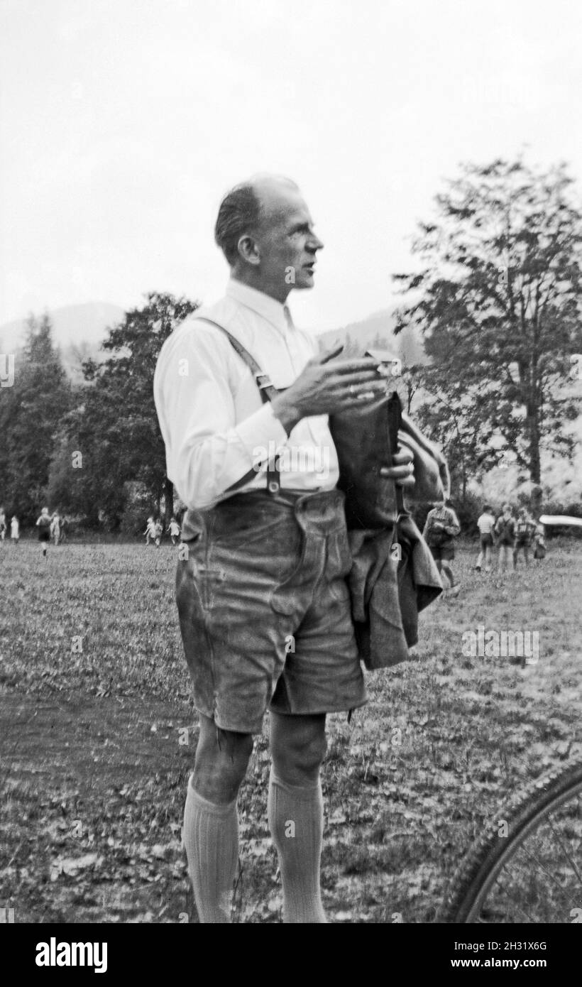 Auf dem Sportplatz: Mann in Lederhosen Deutschland 1952. Uomo che indossa Lederhosen, Germania 1952. Foto Stock