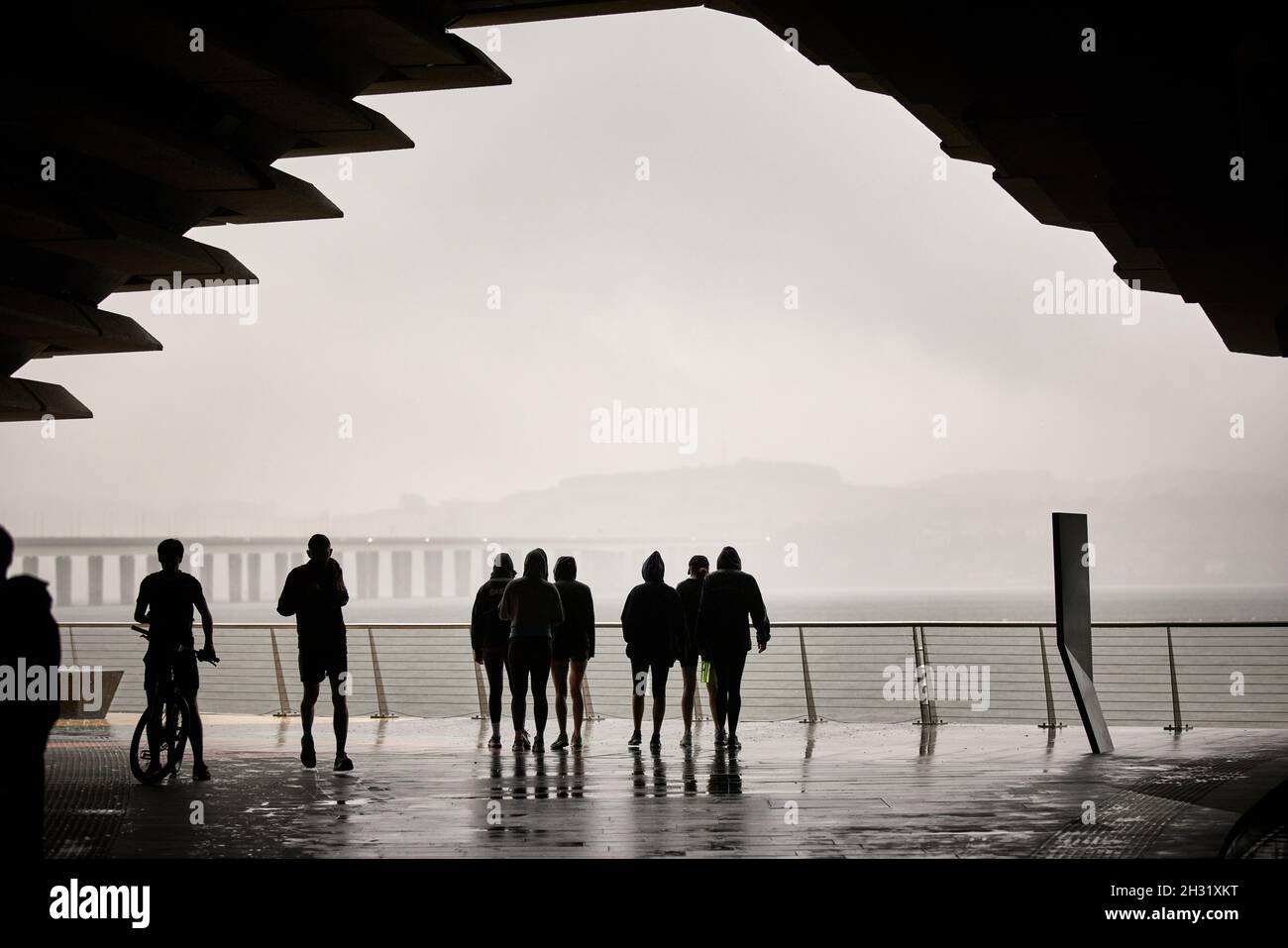 Dundee, Scozia, sotto il V&A Walkway Riverside e il Tay Road Bridge nella nebbia Foto Stock