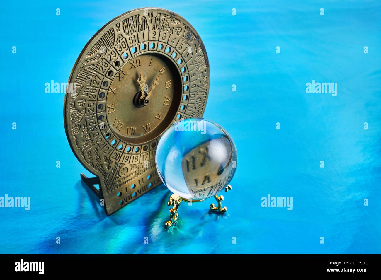 Miracoli di Natale e Capodanno e racconti di fortuna, la magica sfera di cristallo con orologio magico. Foto Stock