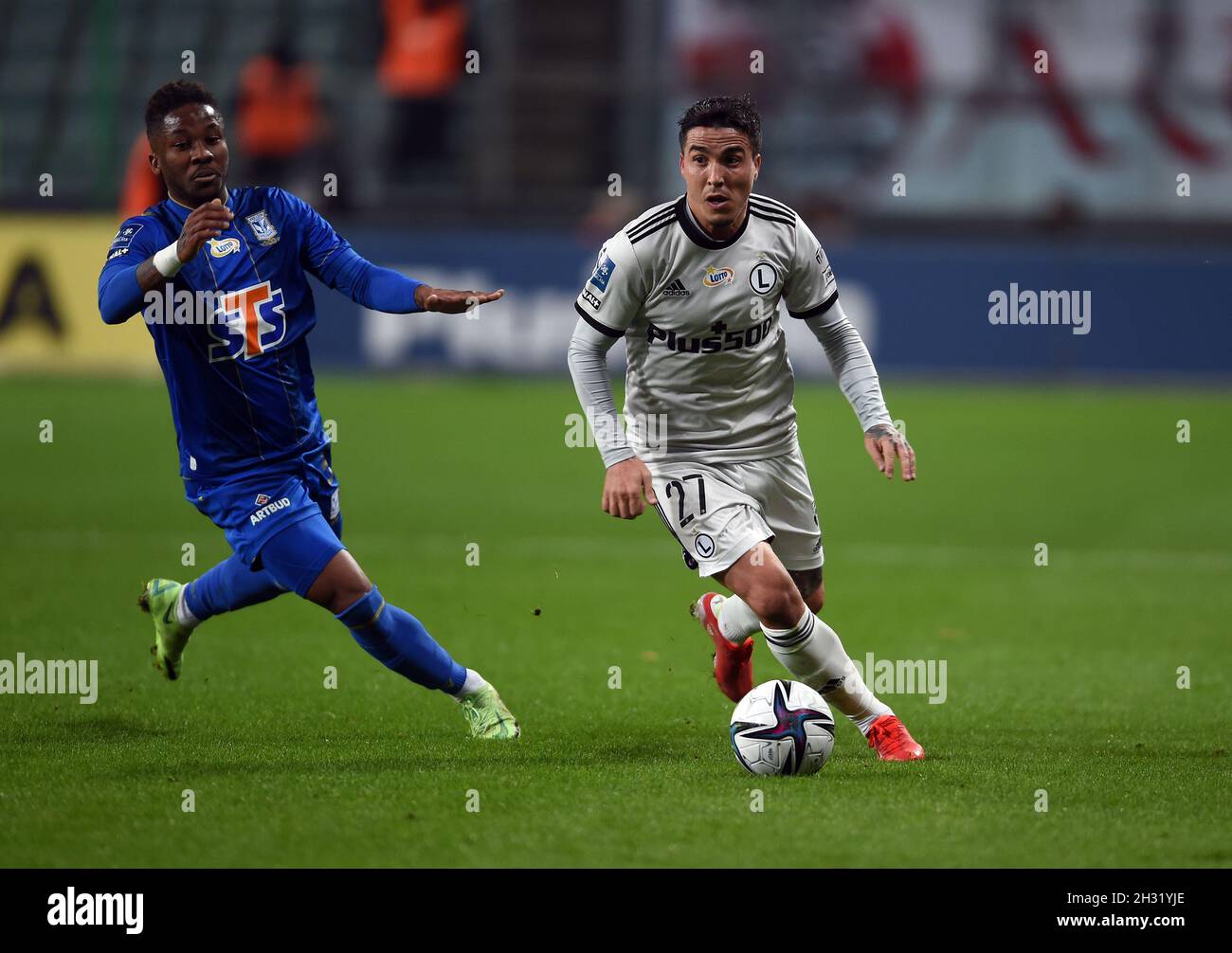 VARSAVIA, POLONIA - 17 OTTOBRE 2021: Gioco della Lega di Calcio Polacca Legia Warszawa - Lech Poznan, Adriel Ba Loua (Lech Poznan) Josue (Legia Warszawa) Foto Stock