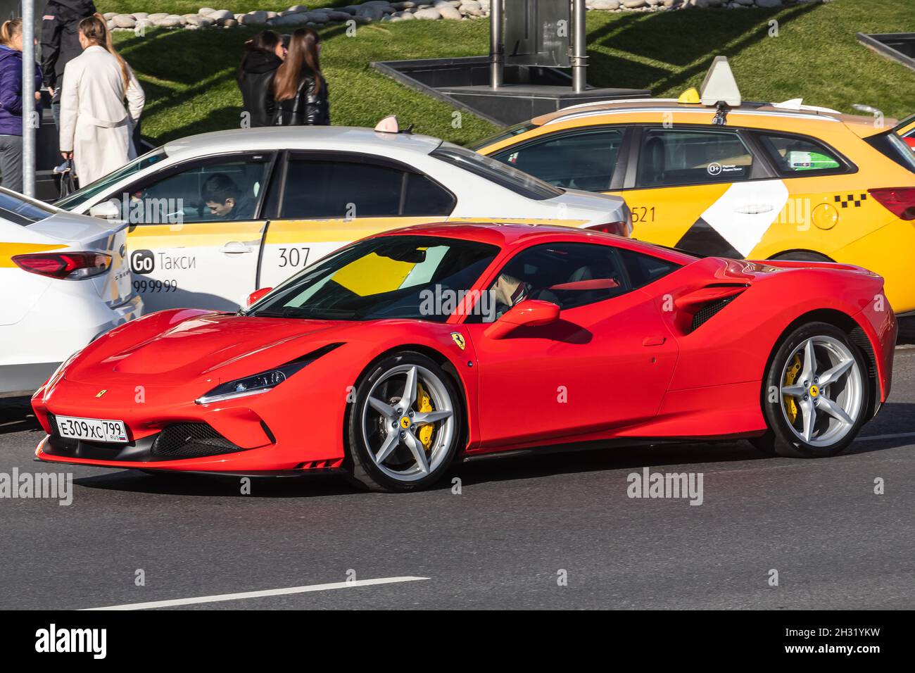 Mosca, Russia - 13 ottobre 2021: La Ferrari rossa F8 è parcheggiata in strada in una calda giornata autunnale sullo sfondo di un parcheggio Foto Stock