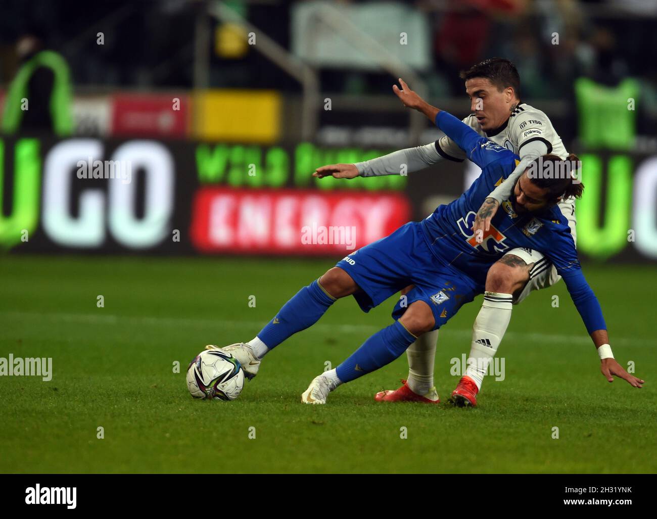 VARSAVIA, POLONIA - 17 OTTOBRE 2021: Gioco della Lega di Calcio Polacca Legia Warszawa - Lech Poznan, Adriel Ba Loua (Lech Poznan) Josue (Legia Warszawa) Foto Stock