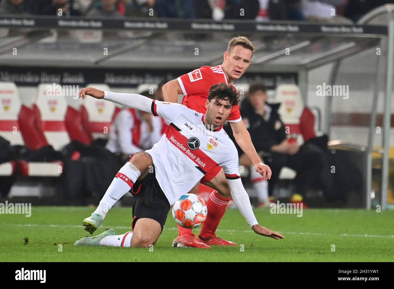 Stoccarda, Germania. 24 ottobre 2021. Wahidullah FAGHIR (VFB Stuttgart), azione, duelli contro Paul JAECKEL (Unione di Berlino). Calcio 1° stagione Bundesliga 2021/2022, 9° giorno di incontro, 9° giorno di incontro. VFB Stuttgart-Union Berlin 1-1, il 24 ottobre 2021, Mercedes Benz Arena Stuttgart Credit: dpa/Alamy Live News Foto Stock