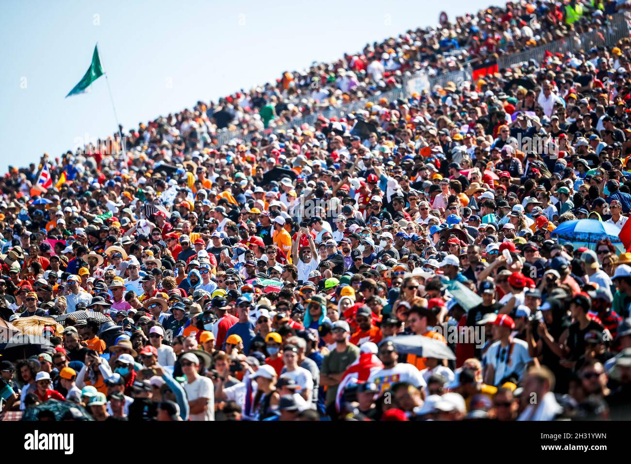 Austin, Stati Uniti. 24 ottobre 2021. Fans, Gran Premio di F1 degli Stati Uniti al circuito delle Americhe il 24 ottobre 2021 ad Austin, Stati Uniti d'America. (Foto di HOCH ZWEI) Credit: dpa/Alamy Live News Foto Stock