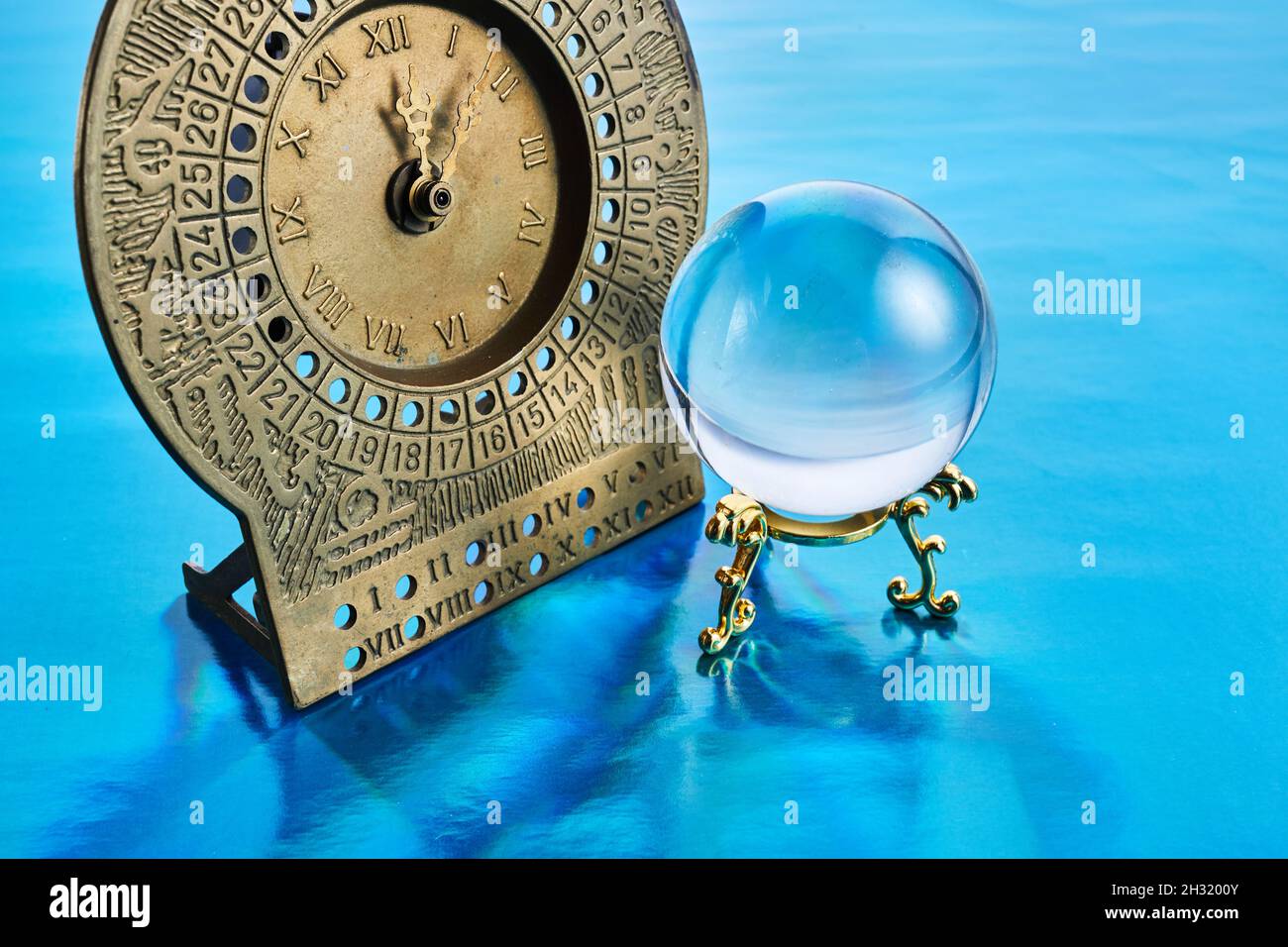 Miracoli di Natale e Capodanno e racconti di fortuna, la magica sfera di cristallo con orologio magico. Foto Stock