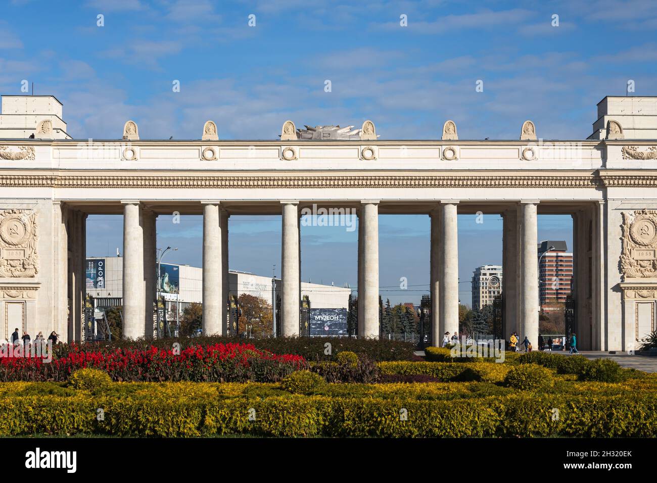 Mosca, Russia - 14 ottobre 2021: Primo piano dell'ingresso al Parco Gorky della Cultura e del tempo libero. Ingresso colonna Foto Stock