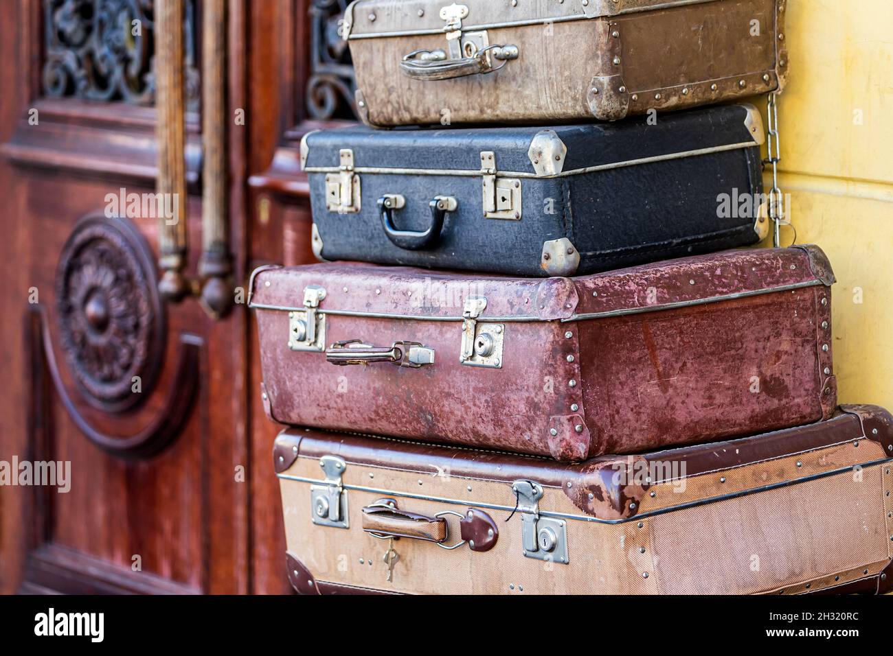 Vintage classico bagagli obsoleti con etichette, vecchie valigie in pelle d'epoca. Concetto di bagaglio da viaggio. Foto con filtro stile retrò Foto Stock