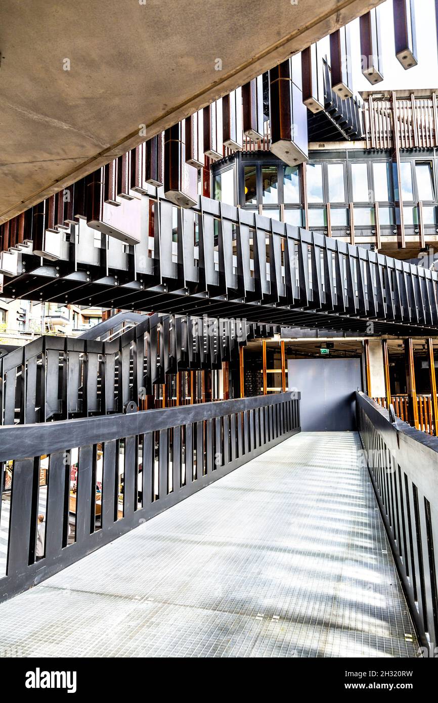 Passerelle presso il complesso di negozi e ristoranti di Hawley Wharf, Camden, Londra, Regno Unito Foto Stock