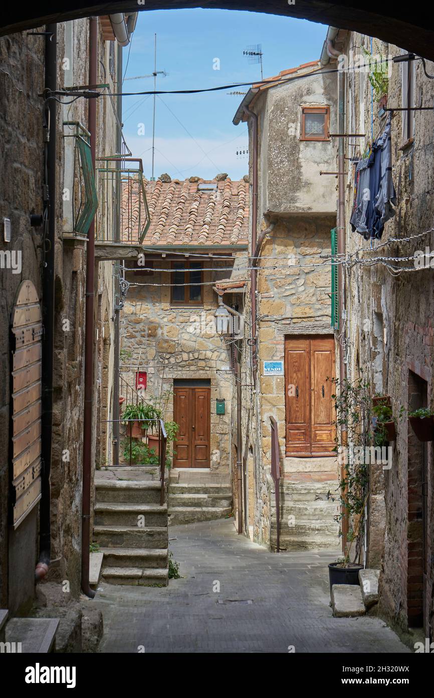 Malerische Gasse mit Stifen zu den Eingängen, Pitigliano, mittelalterliche Tuffstein-Stadt, Provinz Grosseto, Toskana, Italien, Europa Foto Stock