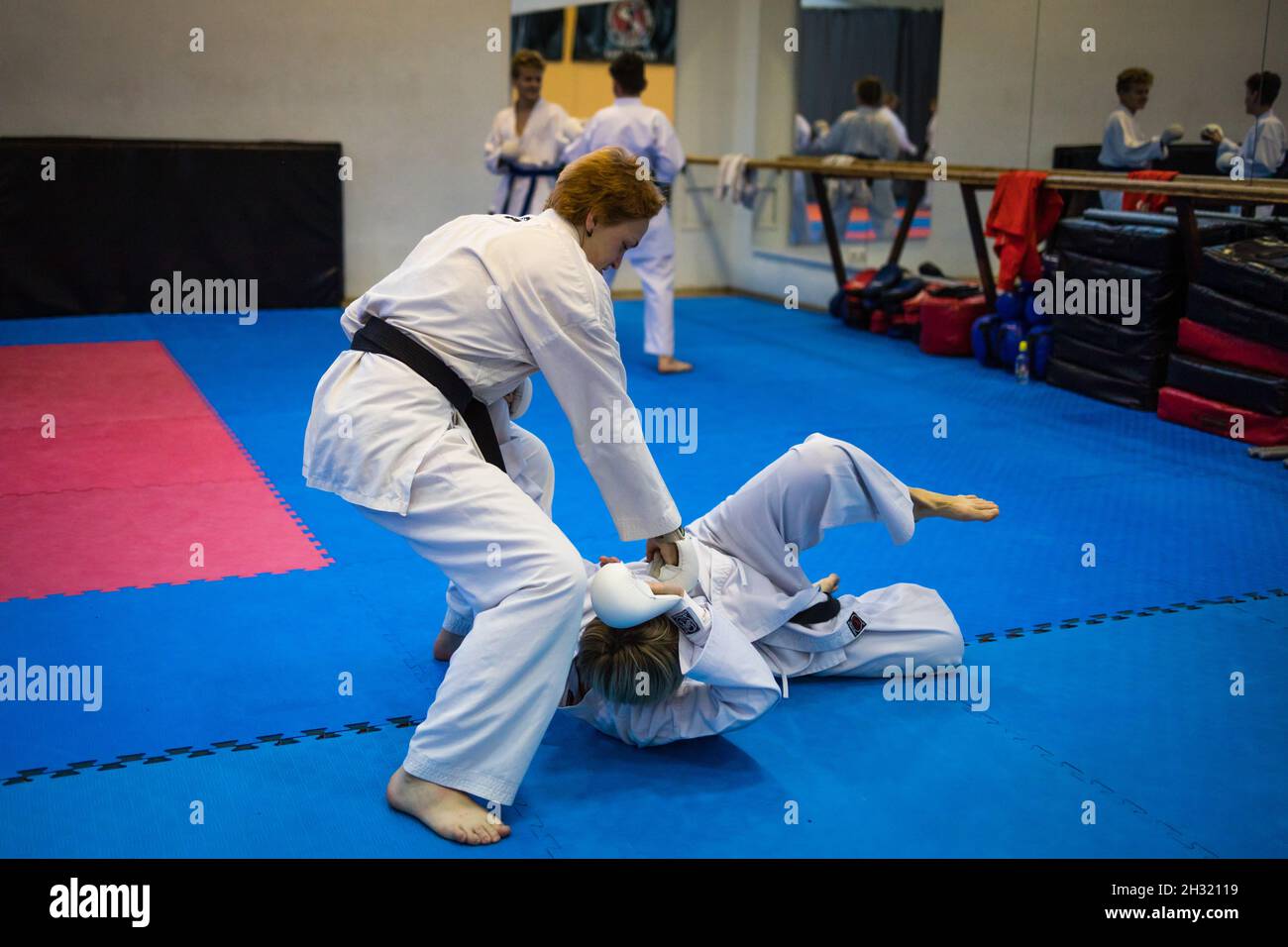 23 ottobre 2021, Minsk, Bielorussia, Seminario tecnico Shotokan Karate. Le donne atleti praticano tecniche di karate Foto Stock