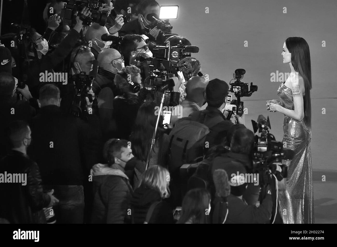 Roma, Italia. 24 ottobre 2021. Angelina Jolie partecipa al tappeto rosso del film 'Eternals' durante il 16° Festival del Cinema di Roma 2021 di domenica 24 ottobre 2021 a Roma. Foto di Rocco Spaziani/UPI Credit: UPI/Alamy Live News Foto Stock