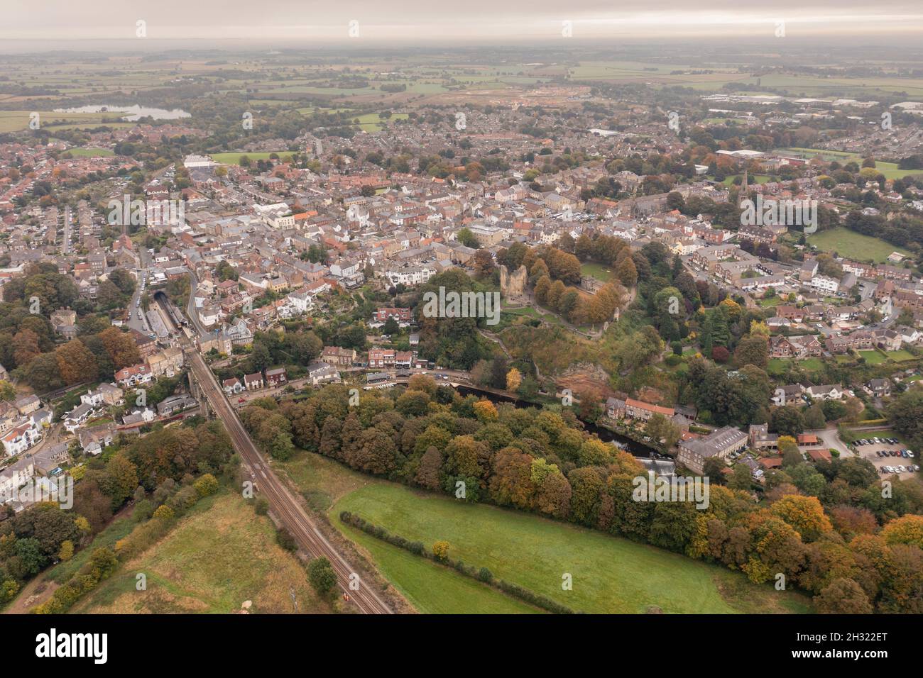 Foto aerea del bellissimo villaggio di Knaresborough nel North Yorkshire in inverno mostrando il famoso viadotto e treno di Knaresborough Foto Stock