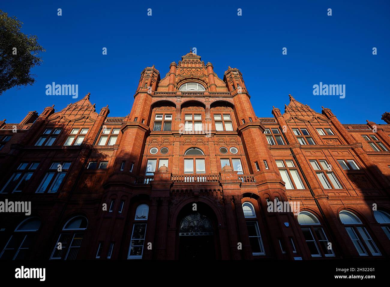Università di Salford, Peel Building, 1896 progettato Henry Lord, bella facciata costruita mattoni rossi Accrington scolpito terracotta Foto Stock