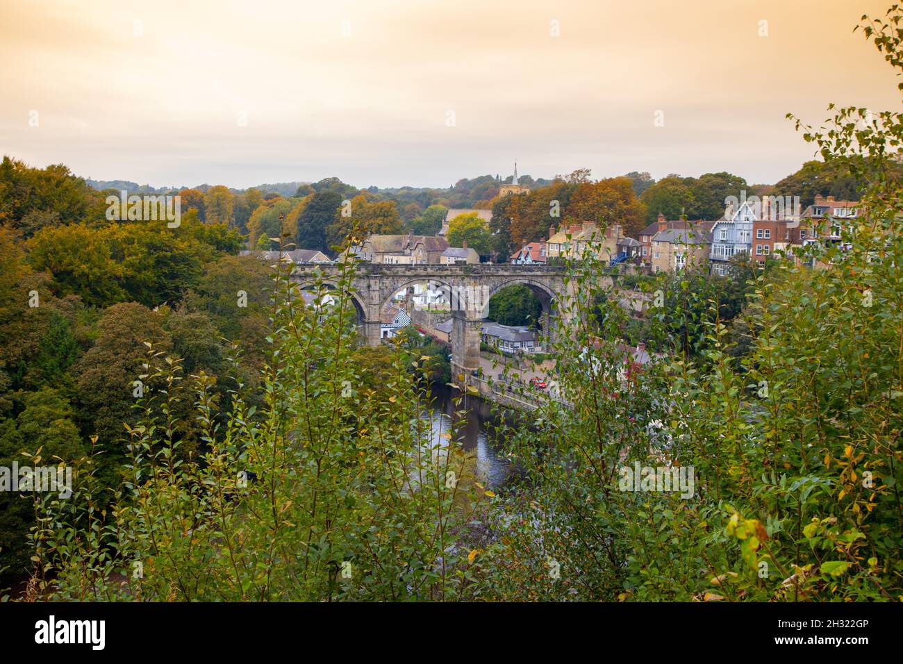 Foto del bellissimo villaggio di Knaresborough nel North Yorkshire in inverno mostrando il famoso Viadotto di Knaresborough che attraversa il Rive Foto Stock