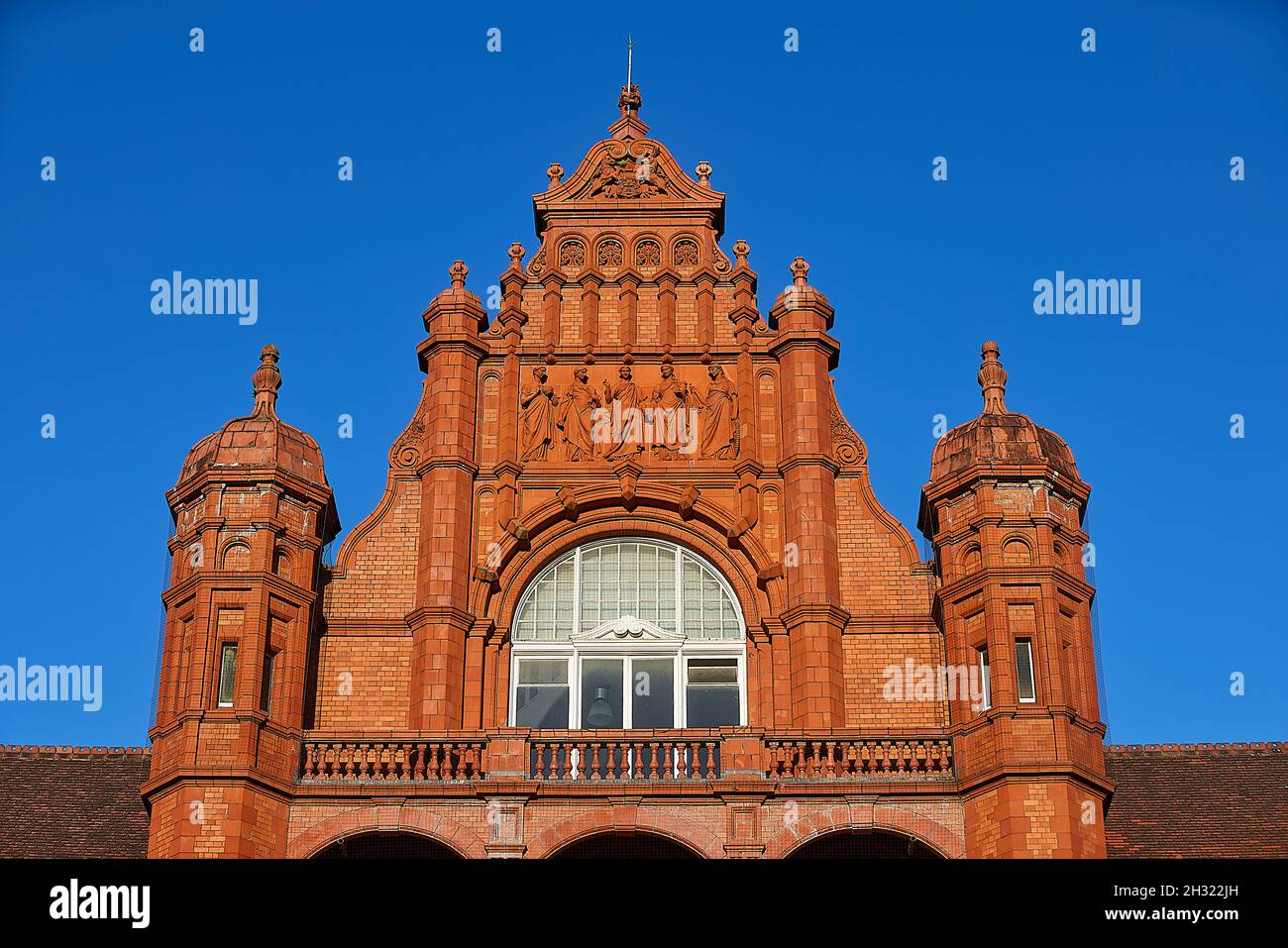 Università di Salford, Peel Building, 1896 progettato Henry Lord, bella facciata costruita mattoni rossi Accrington scolpito terracotta Foto Stock