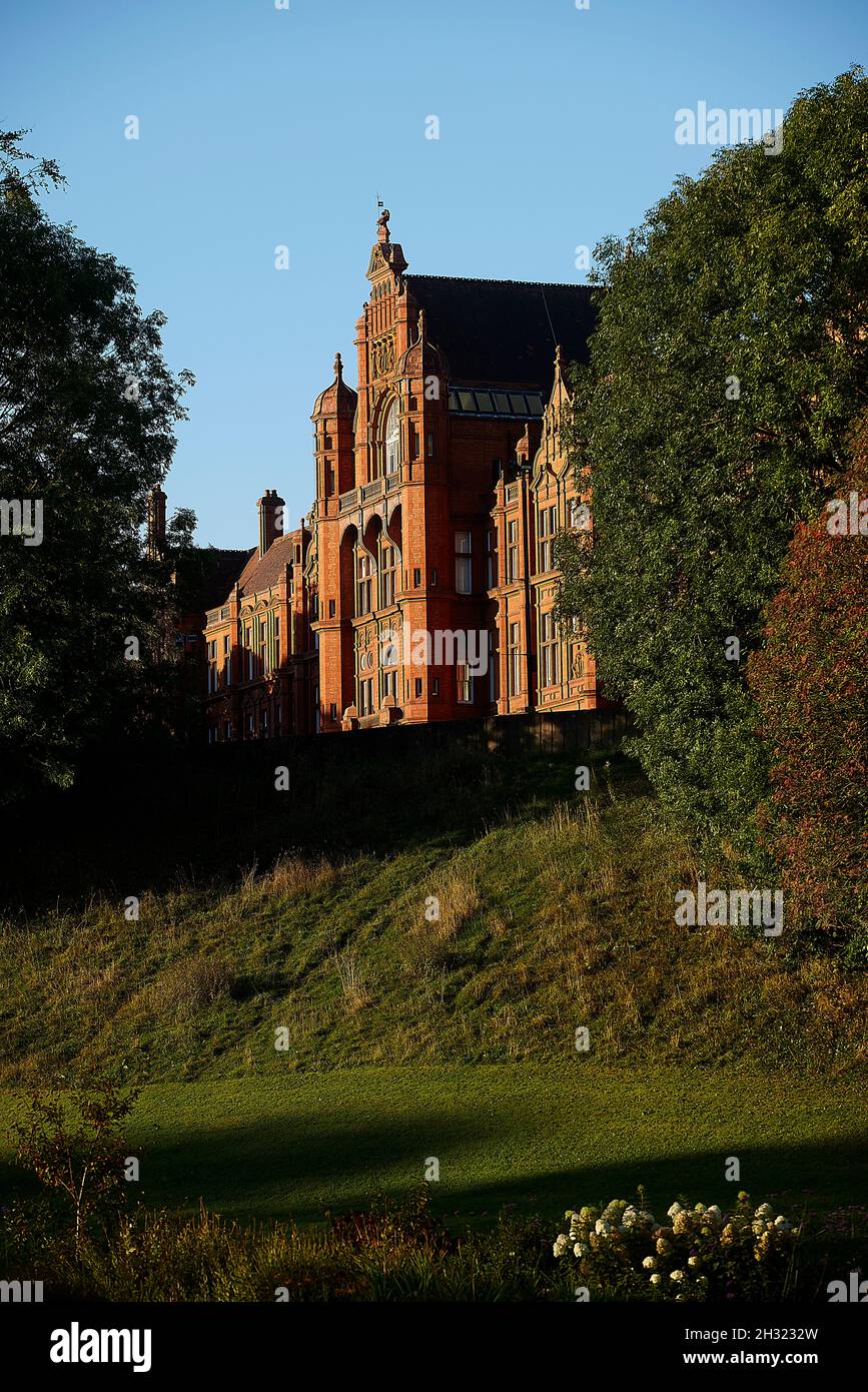 Università di Salford, Peel Building, 1896 progettato Henry Lord, bella facciata costruita mattoni rossi Accrington scolpito terracotta Foto Stock