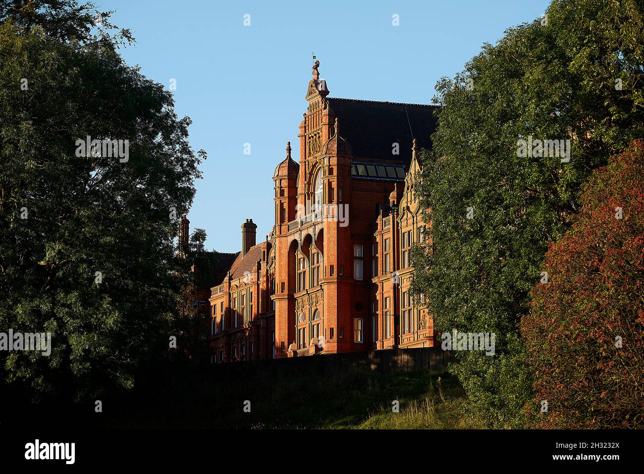 Università di Salford, Peel Building, 1896 progettato Henry Lord, bella facciata costruita mattoni rossi Accrington scolpito terracotta Foto Stock