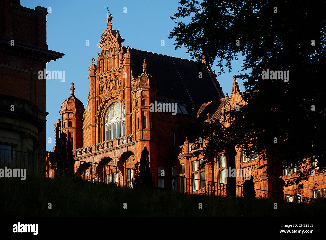 Università di Salford, Peel Building, 1896 progettato Henry Lord, bella facciata costruita mattoni rossi Accrington scolpito terracotta Foto Stock